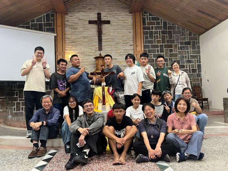 青年們歡聚在地利