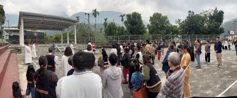 青年們歡聚在地利