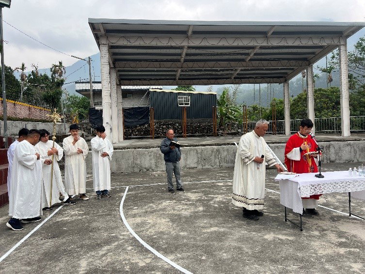 青年們歡聚在地利