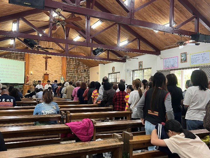 青年們歡聚在地利