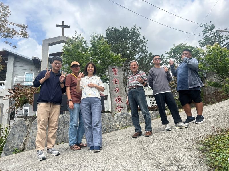 青年們歡聚在地利