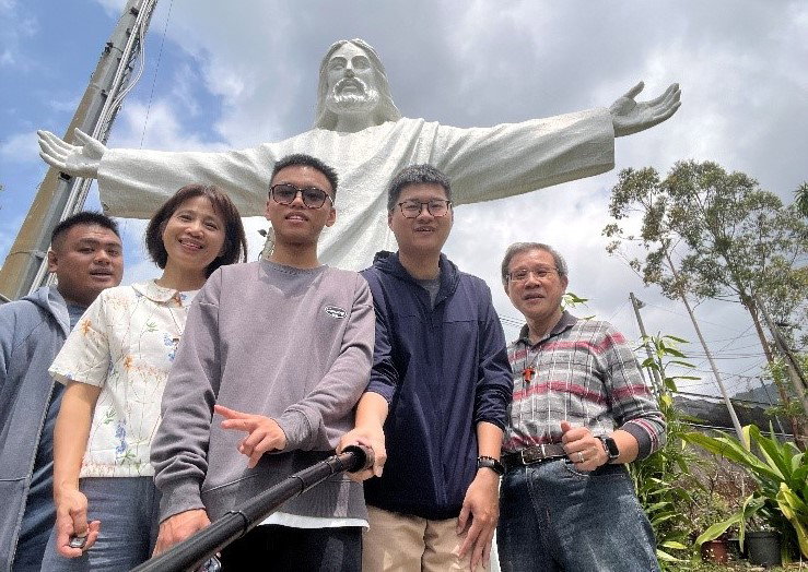 青年們歡聚在地利