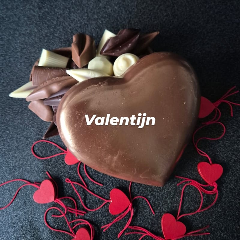 hartje gevuld met gemengde pralientjes