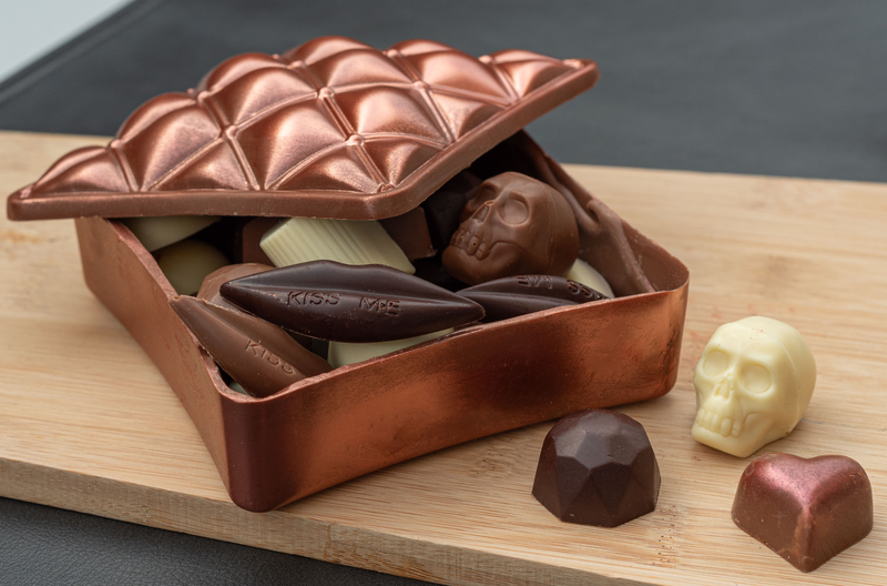 Chocolade bonbonniere gevuld met gemengde pralientjes