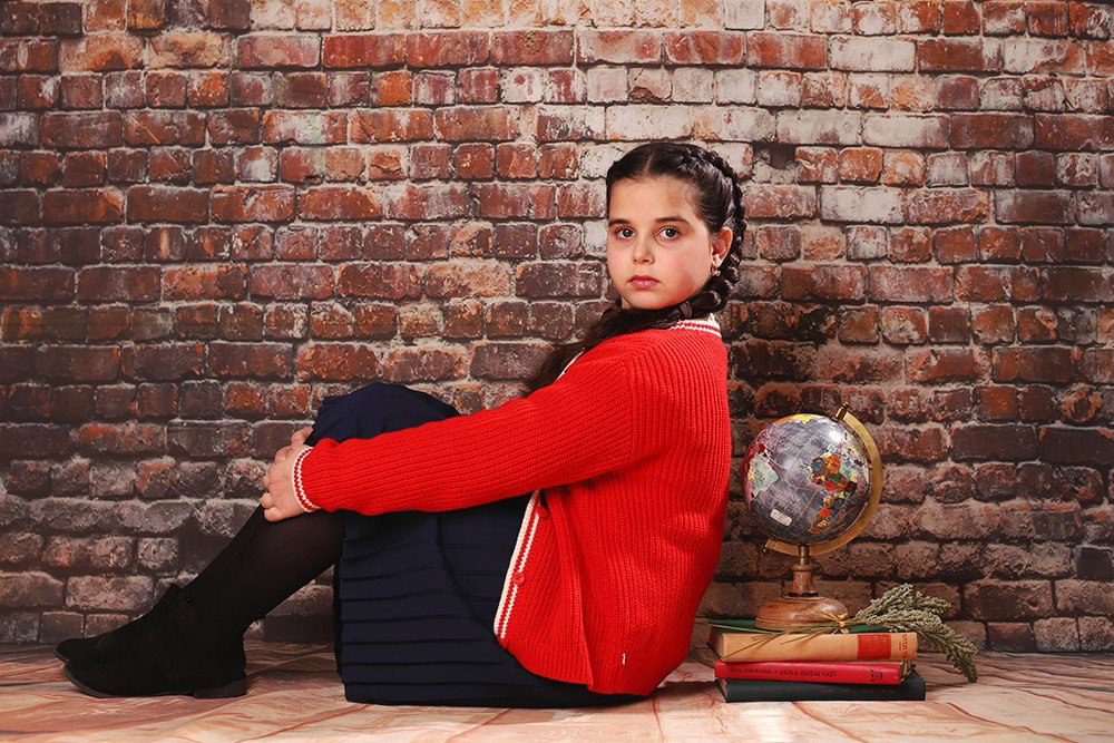 Automatically the girl turns into a girl, and this is the opportunity to indulge in a set of photos for the celebration, for her, or for the whole family.