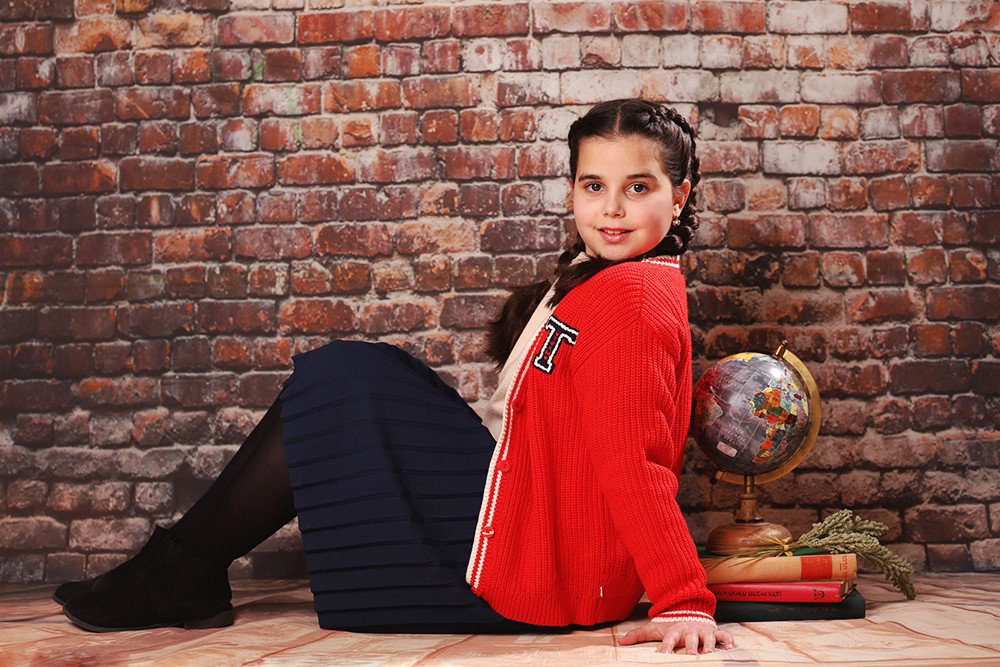 Automatically the girl turns into a girl, and this is the opportunity to indulge in a set of photos for the celebration, for her, or for the whole family.