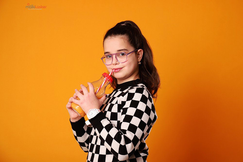 Automatically the girl turns into a girl, and this is the opportunity to indulge in a set of photos for the celebration, for her, or for the whole family.