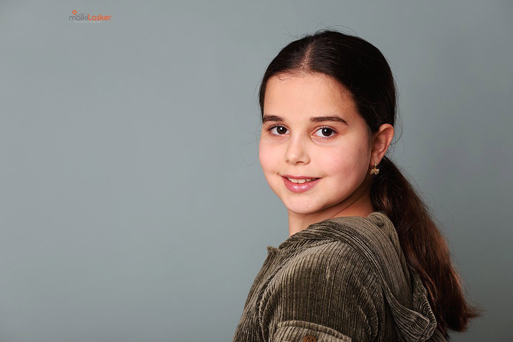 Automatically the girl turns into a girl, and this is the opportunity to indulge in a set of photos for the celebration, for her, or for the whole family.