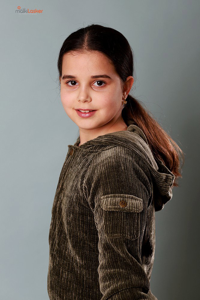 Automatically the girl turns into a girl, and this is the opportunity to indulge in a set of photos for the celebration, for her, or for the whole family.