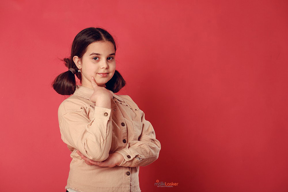 Automatically the girl turns into a girl, and this is the opportunity to indulge in a set of photos for the celebration, for her, or for the whole family.