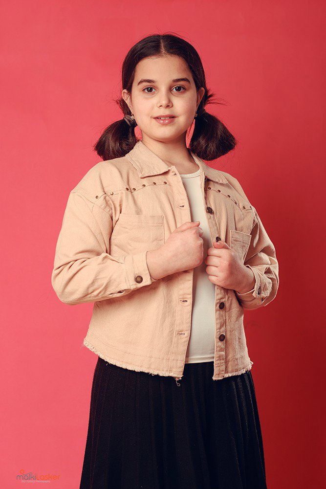 Automatically the girl turns into a girl, and this is the opportunity to indulge in a set of photos for the celebration, for her, or for the whole family.