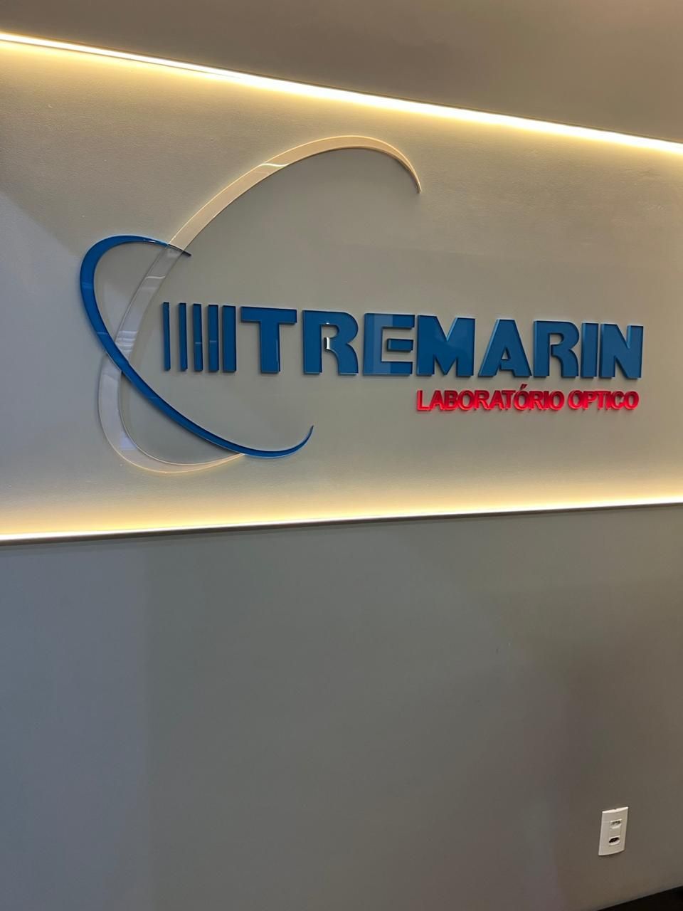 Letreiro produzido em acrílico 10mm e pintura automotiva.