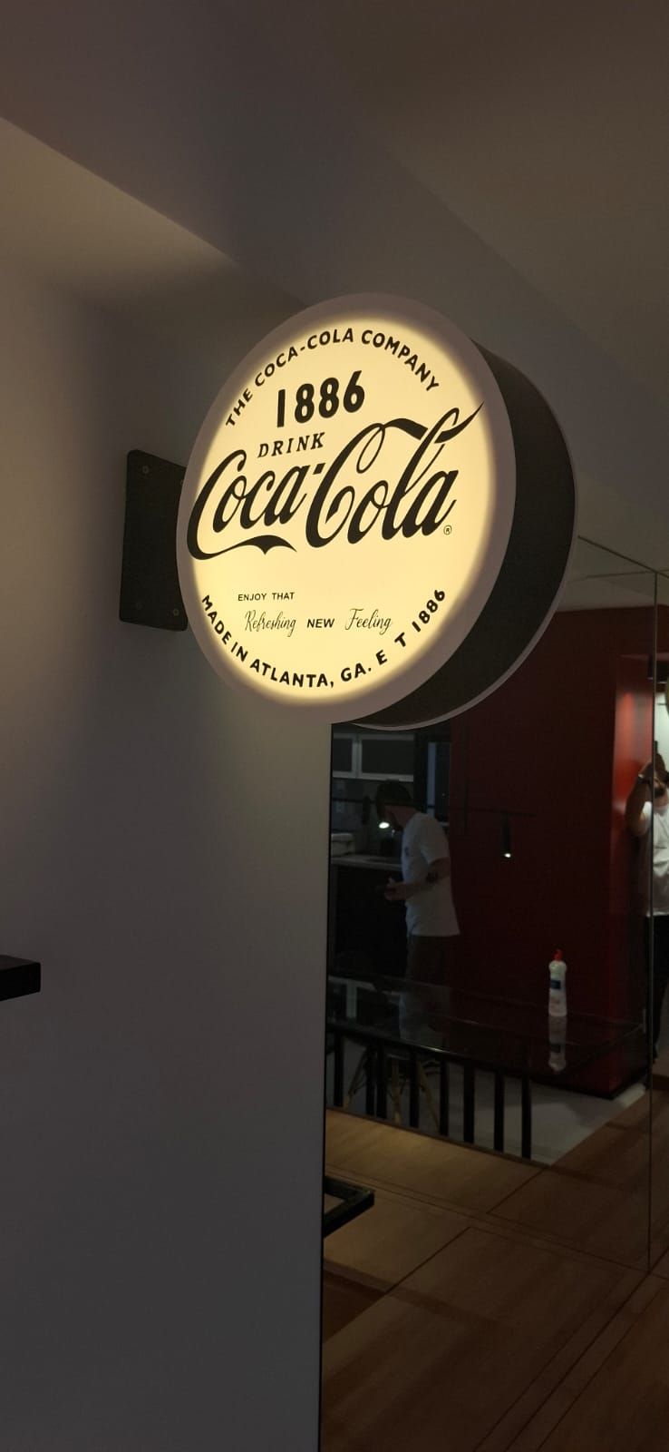 Letreiro produzido com acrílico e ACM adesivados com vinil digital e back light em led