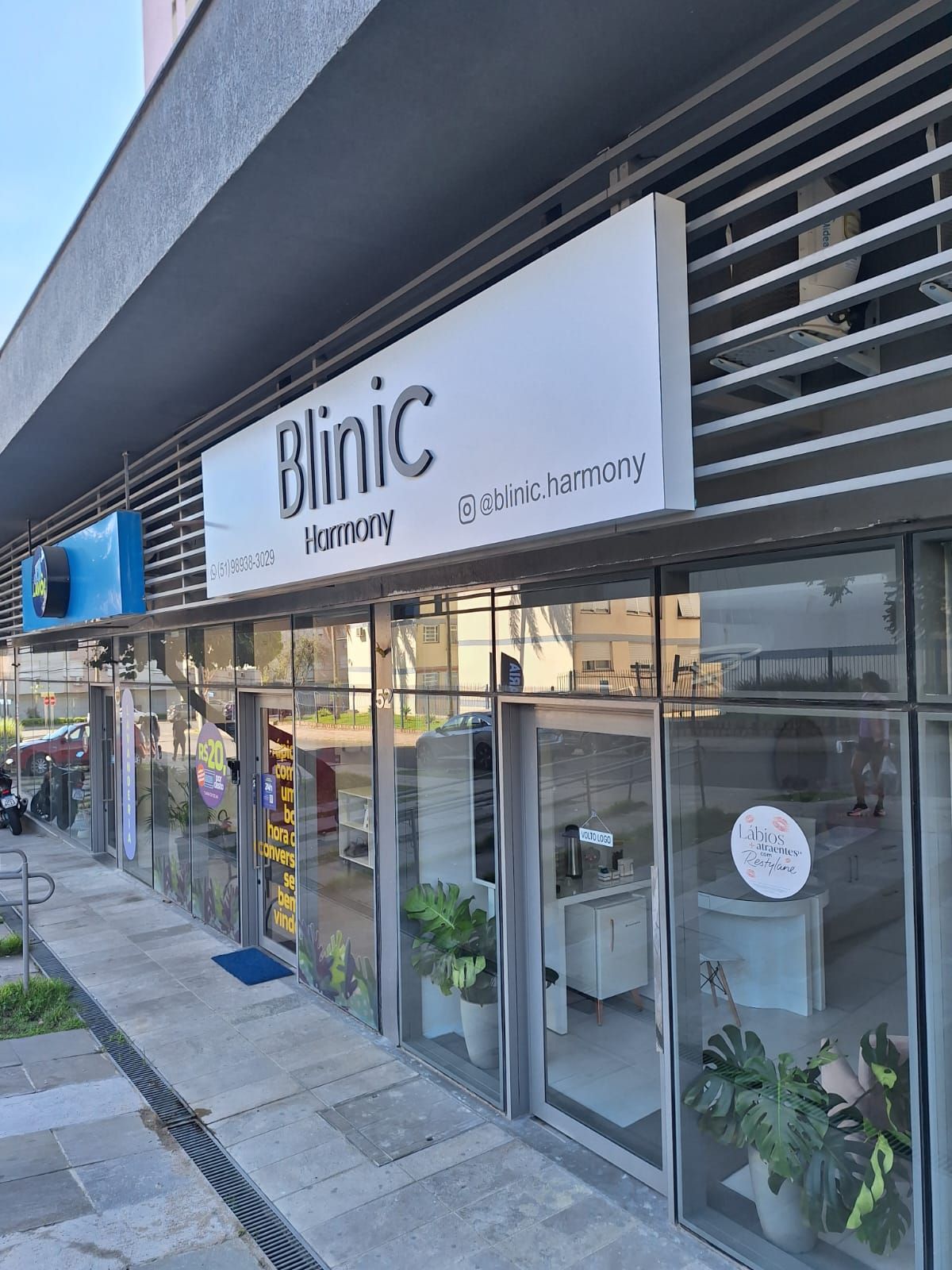 Placa para fachada em caixa de ACM 3mm adesivadas vinil recortado com logo em PVC expandido 10mm