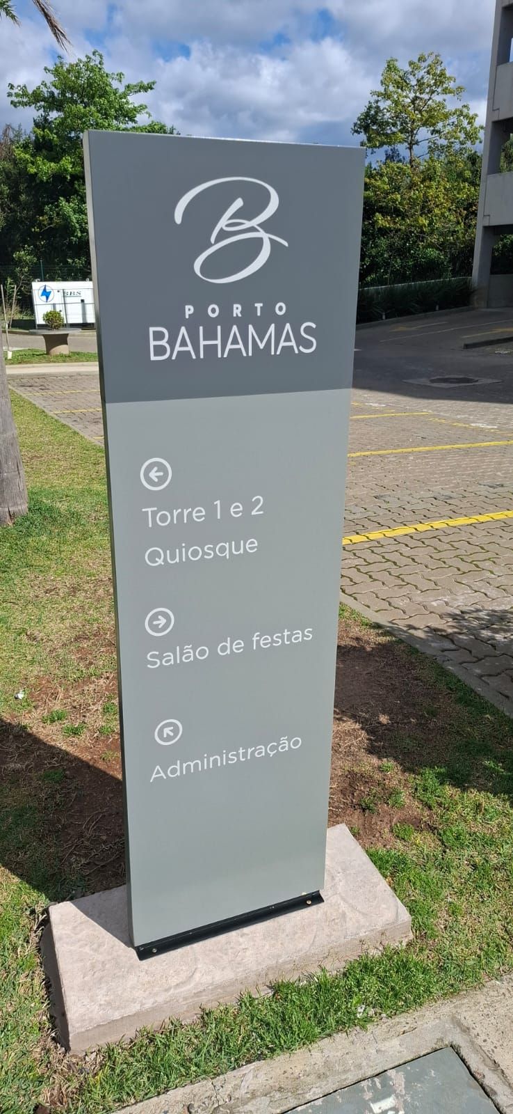 Totem estruturado em metalon com face em caixa de ACM 3mm adesivada