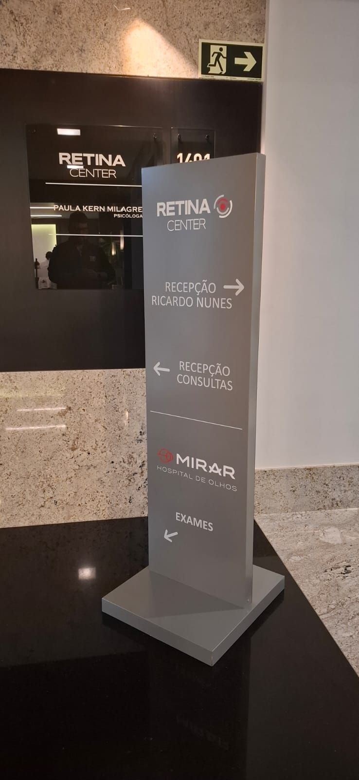 Totem estruturado em metalon com face em caixa de ACM 3mm adesivada