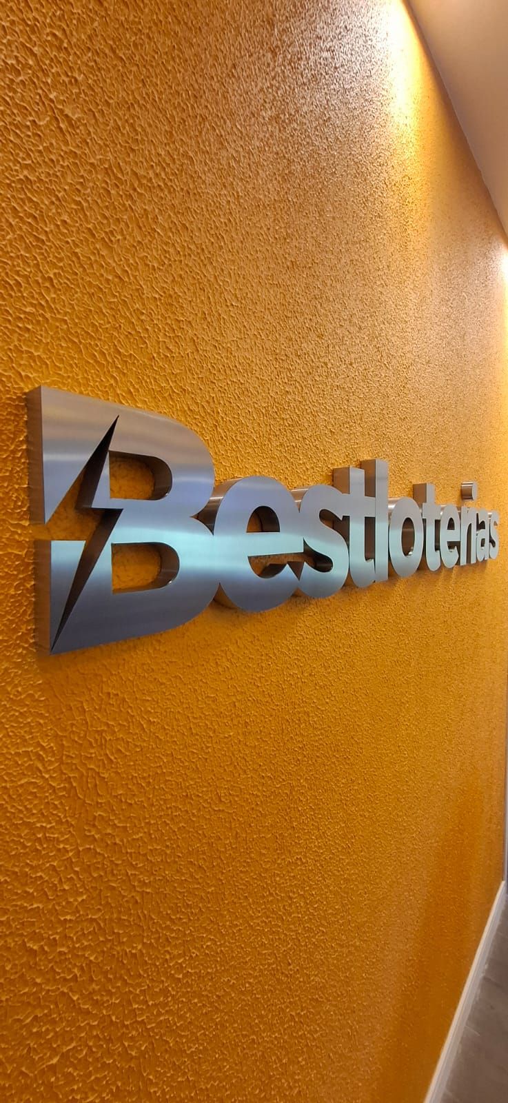 Letreiro produzido em caixa de aço inox escovado