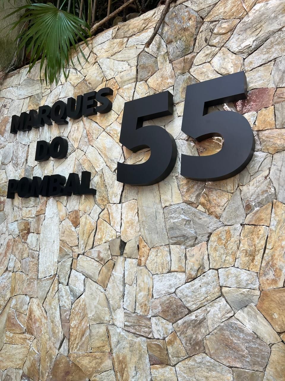 Letreiro em aço galvanizado pintura automotiva fixação por pinos