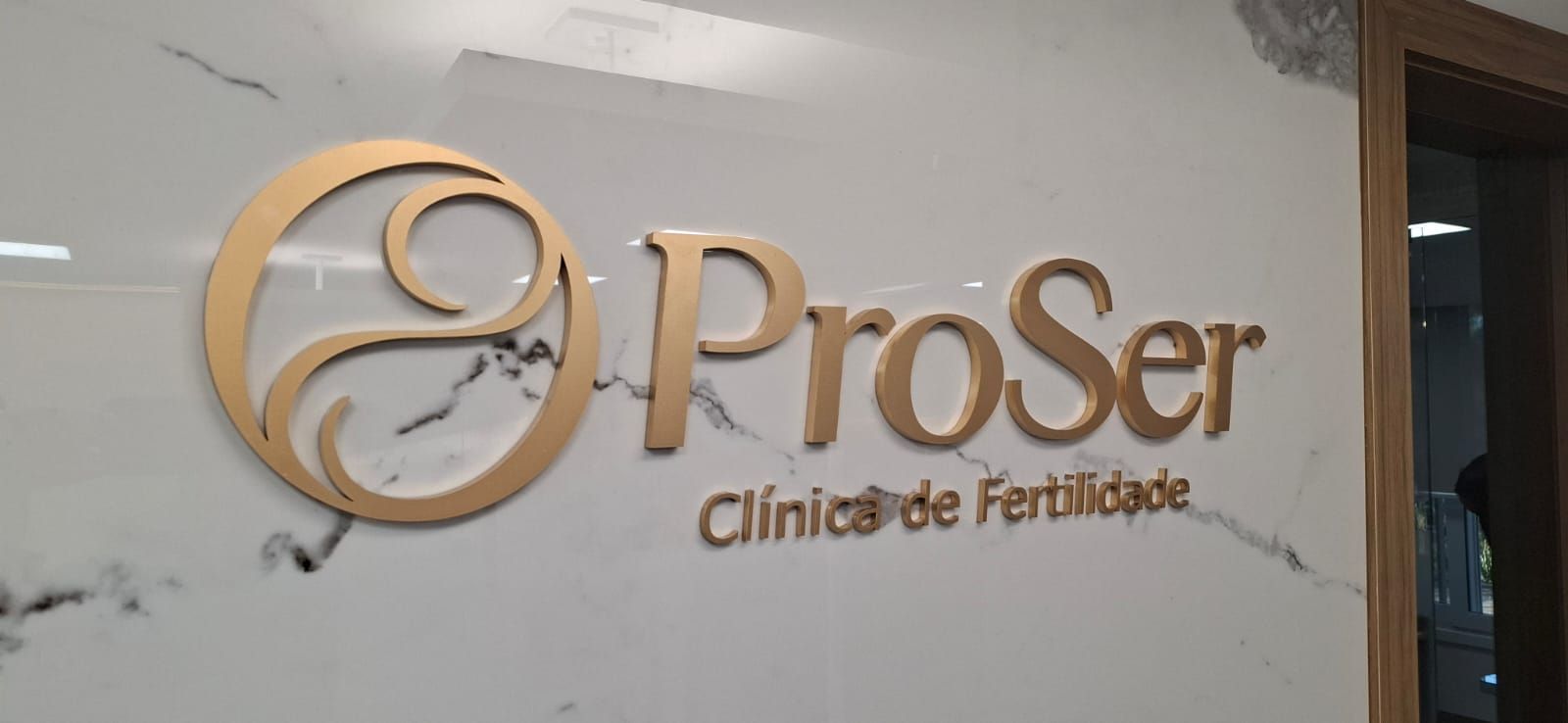 Letreiro em acrílico 10mm pintura automotiva dourado fosco