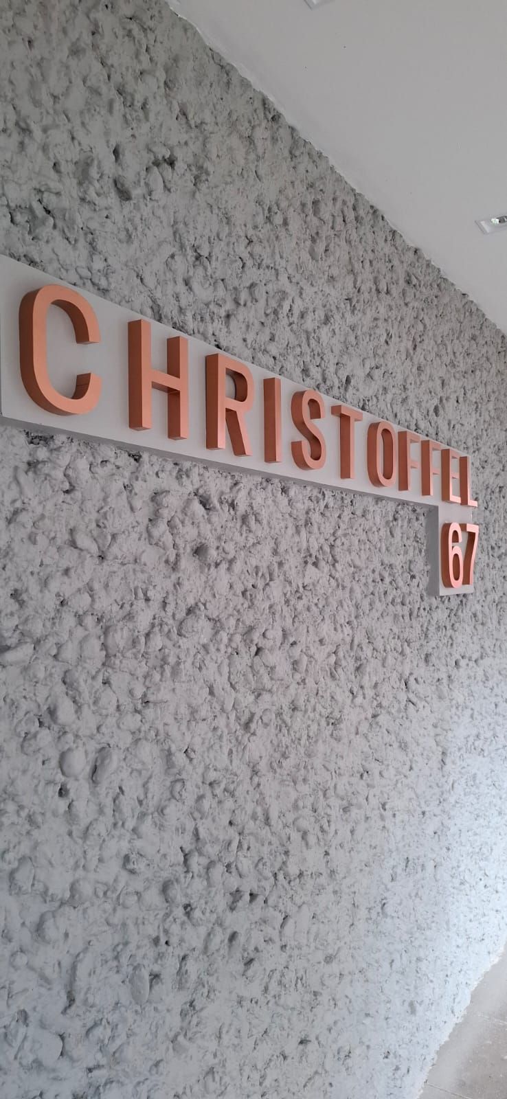 Letreiro em aço galvanizado com pintura automotiva rosê fosco