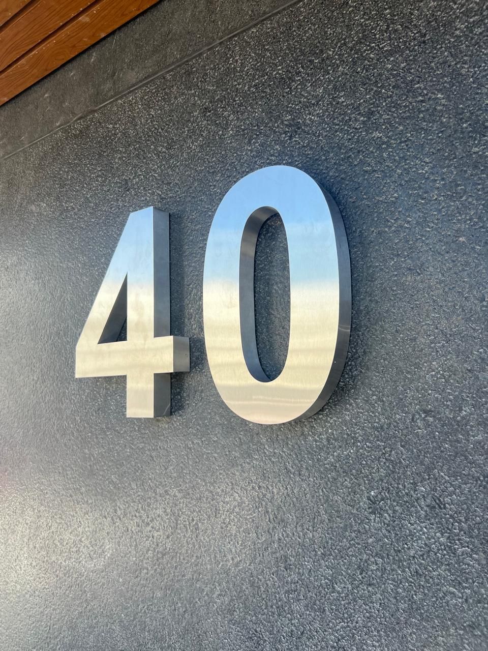 Número em aço inox escovado fixação por pinos