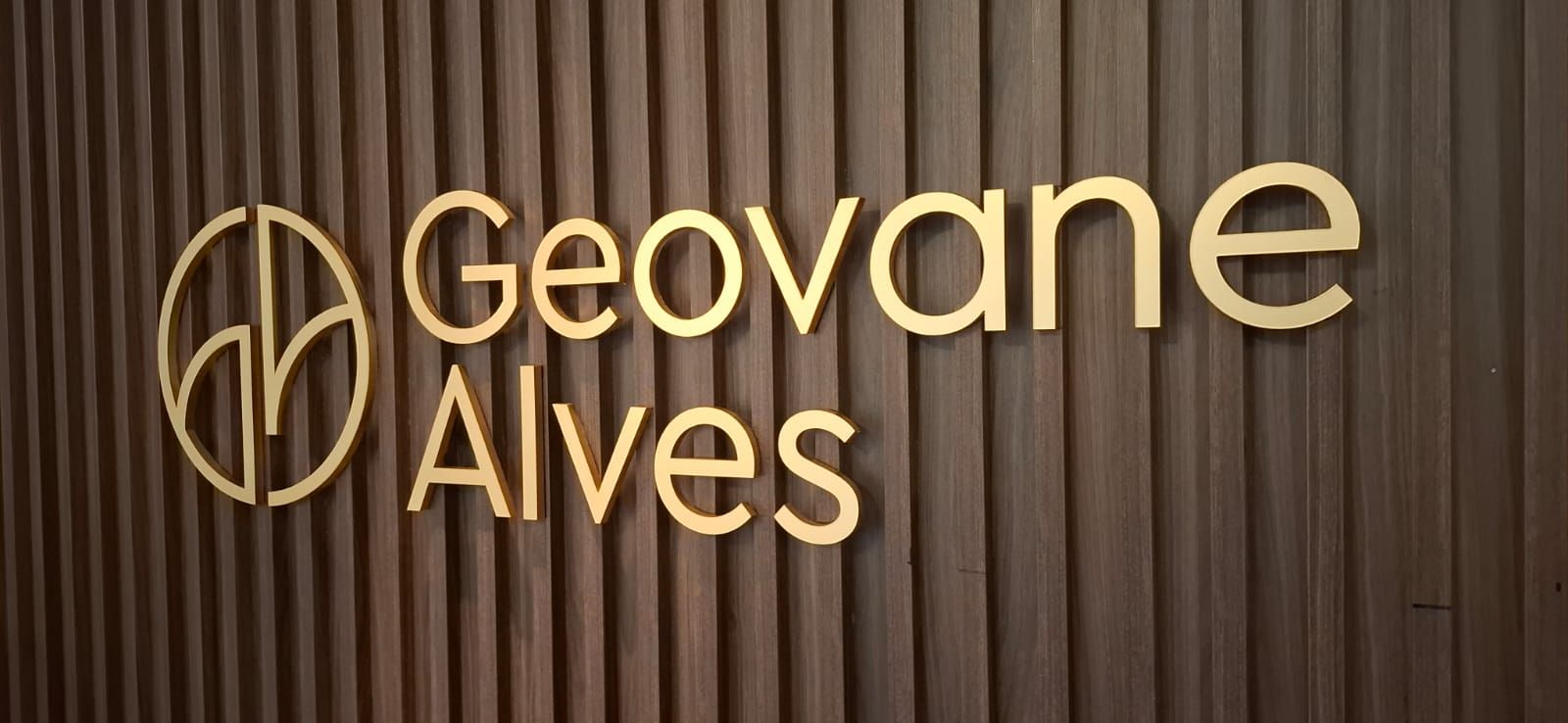 Letreiro em acrílico 10mm pintura automotiva dourado fosco