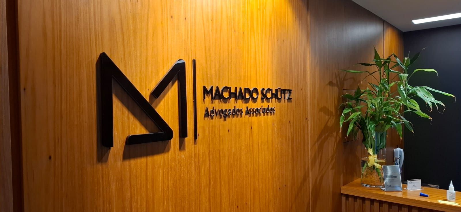 Letreiro em acrílico 10mm preto