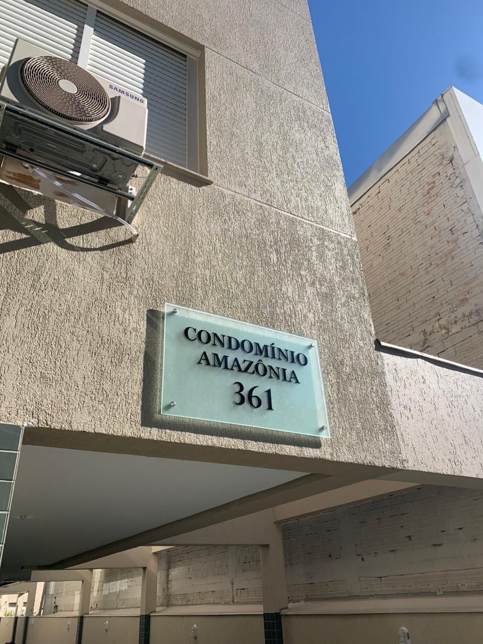 Placa de vidro adesivada fixação por espaçadores cromados
