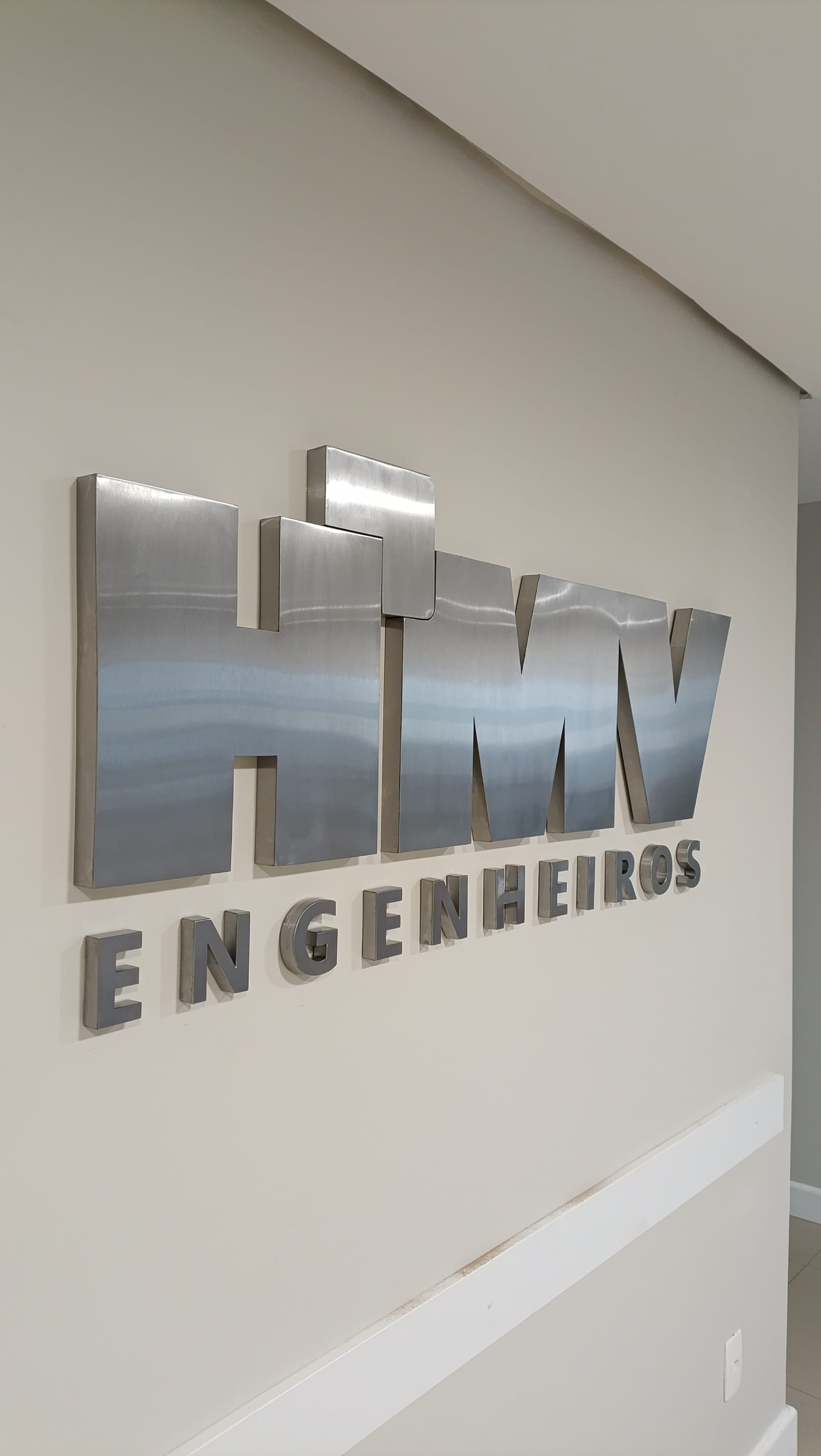 Letreiro em aço inox escovado com fixação com pinos