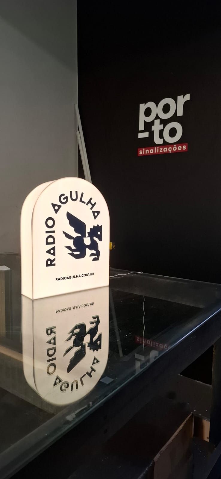 Display em acrílico branco retro iluminação com leds