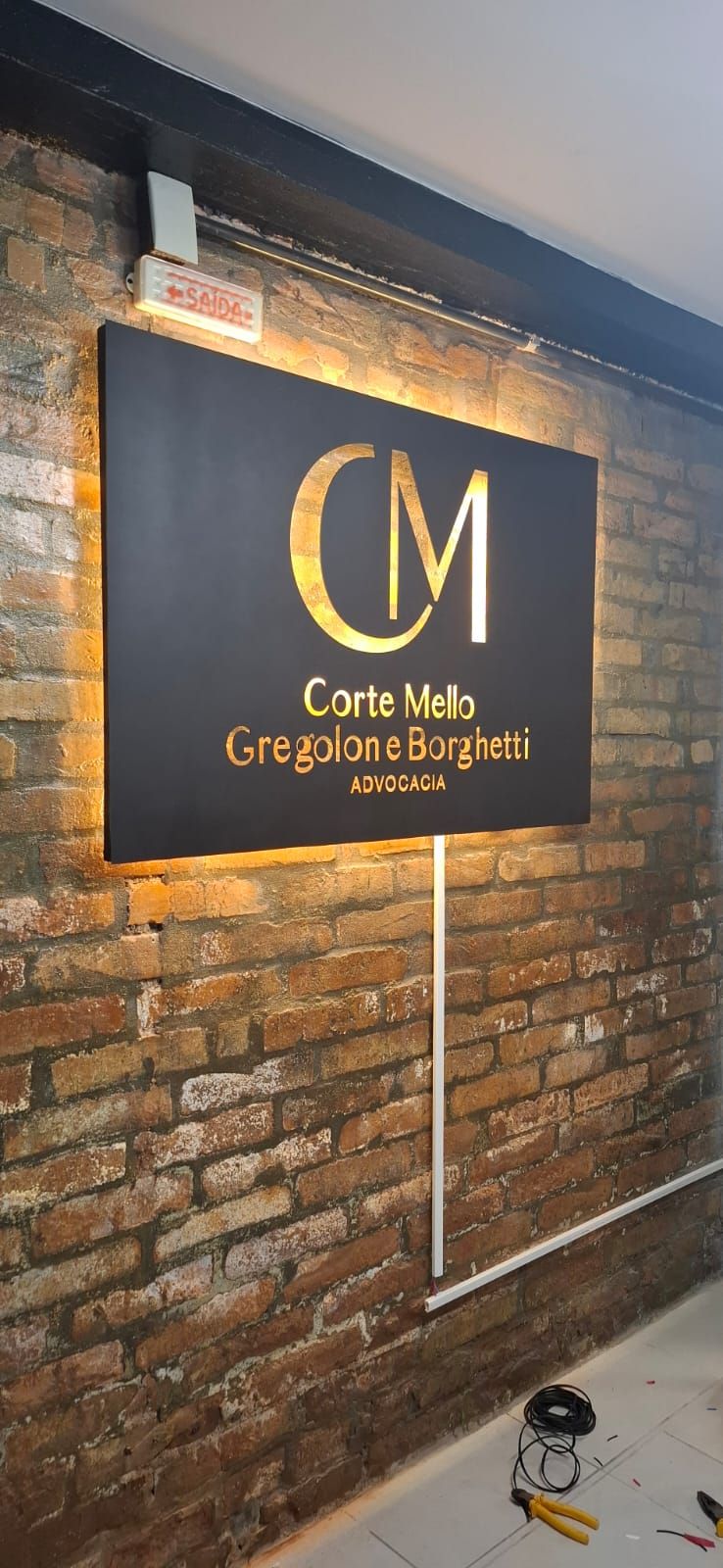 Placa de ACM 3mm logo vazado com afastador e retro iluminação com leds