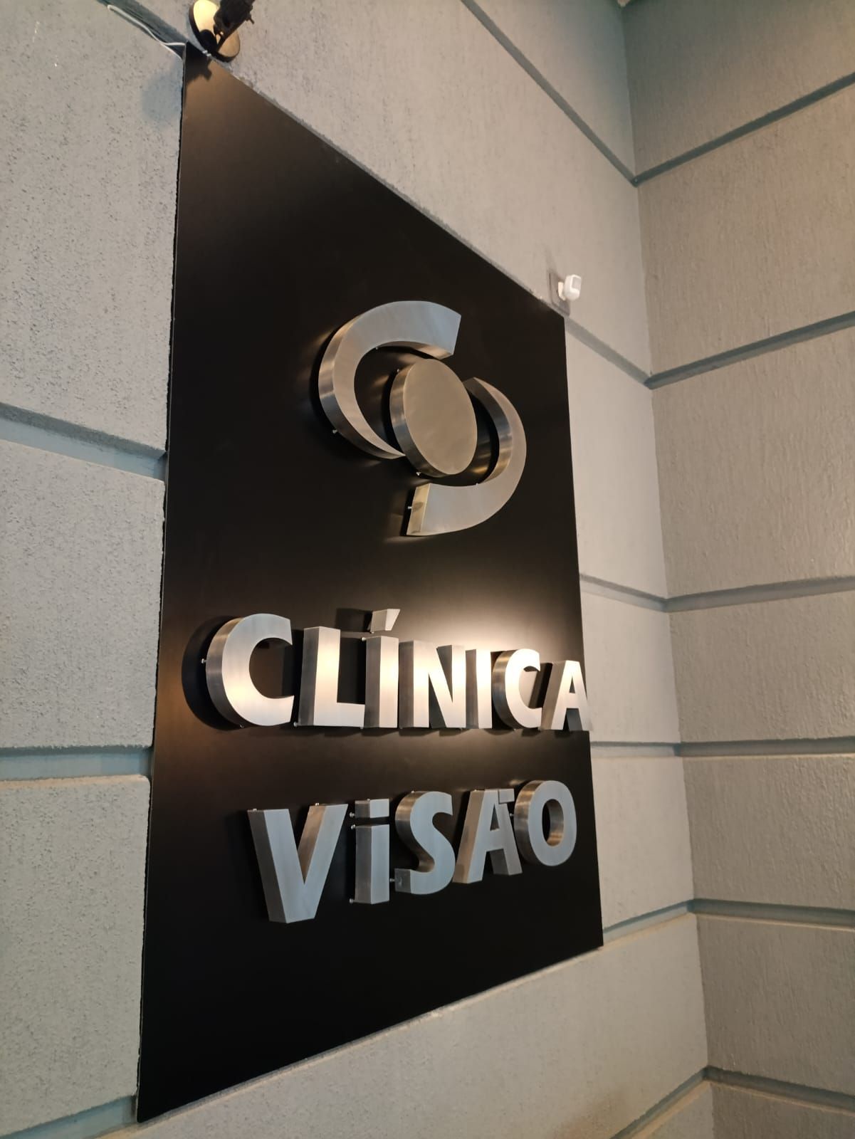 Letreiro em aço inox escovado com retro iluminação em leds