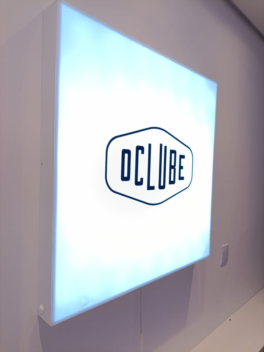 Letreiro em acrílico branco retro iluminação em led