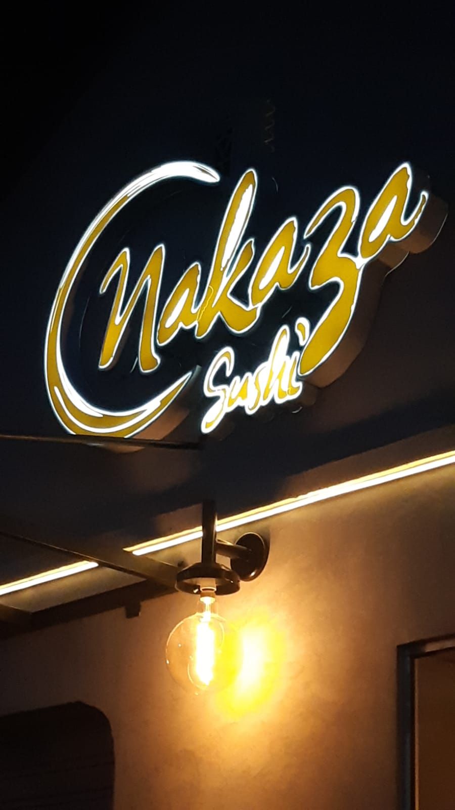 Letreiro de fachada de aço galvanizado com face em acrílico e retro iluminação com leds