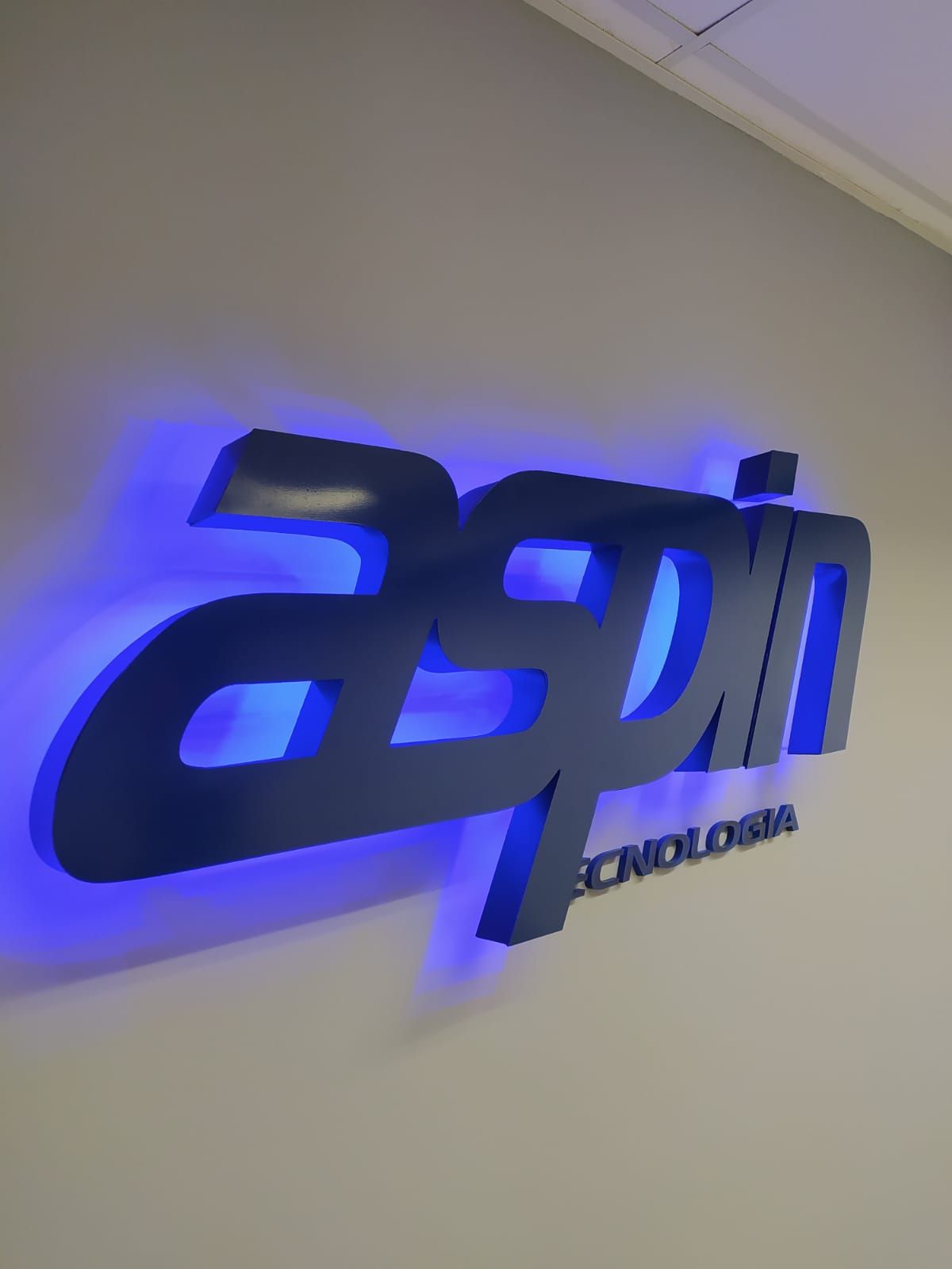 Letreiro produzido em caixa de aço inox escovado e retro iluminação com led