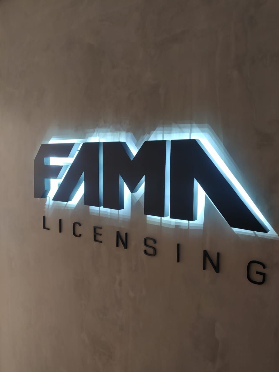 Letreiro produzido em caixa de aço inox escovado e retro iluminação com led