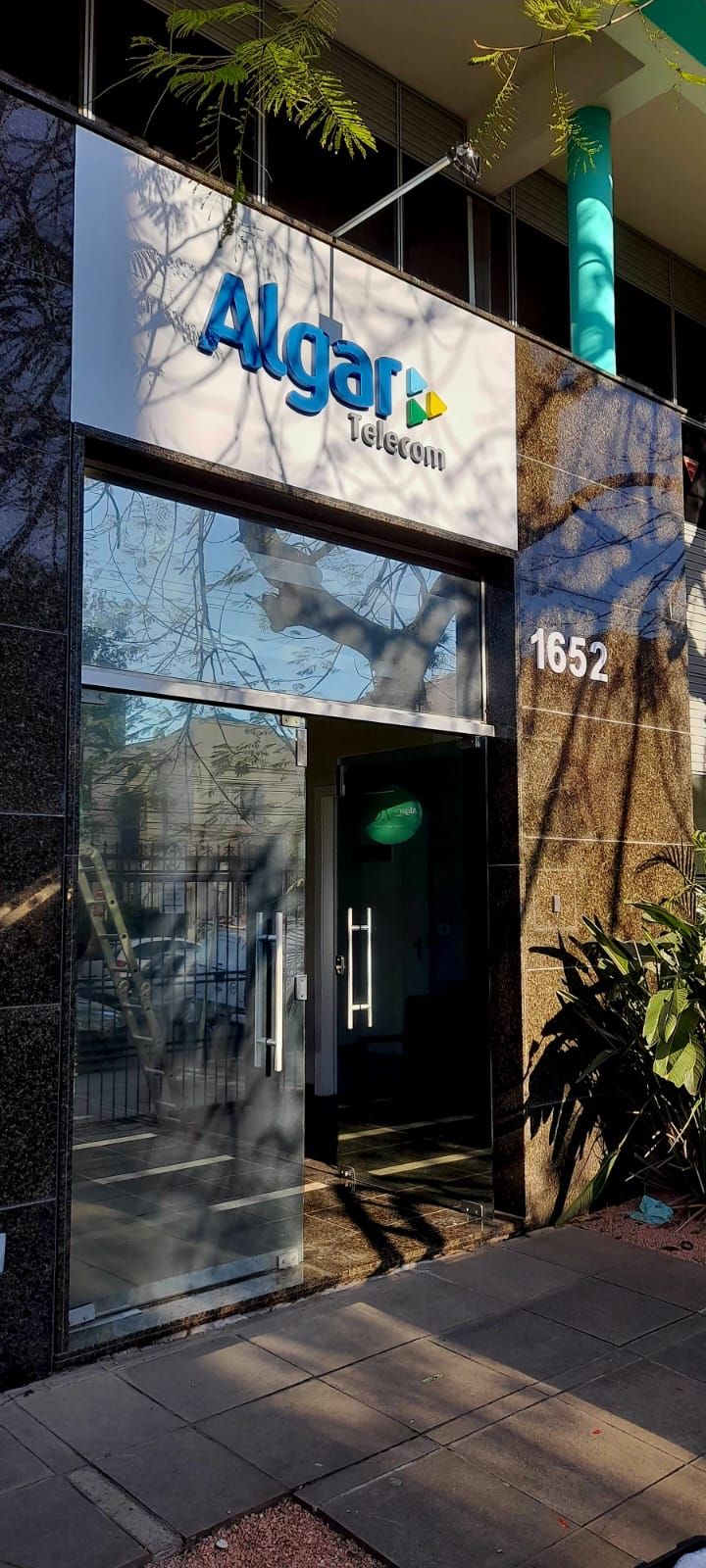 Letreiro em ACM 3mm com  logo em caixa de aço galvanizado pintura automotiva