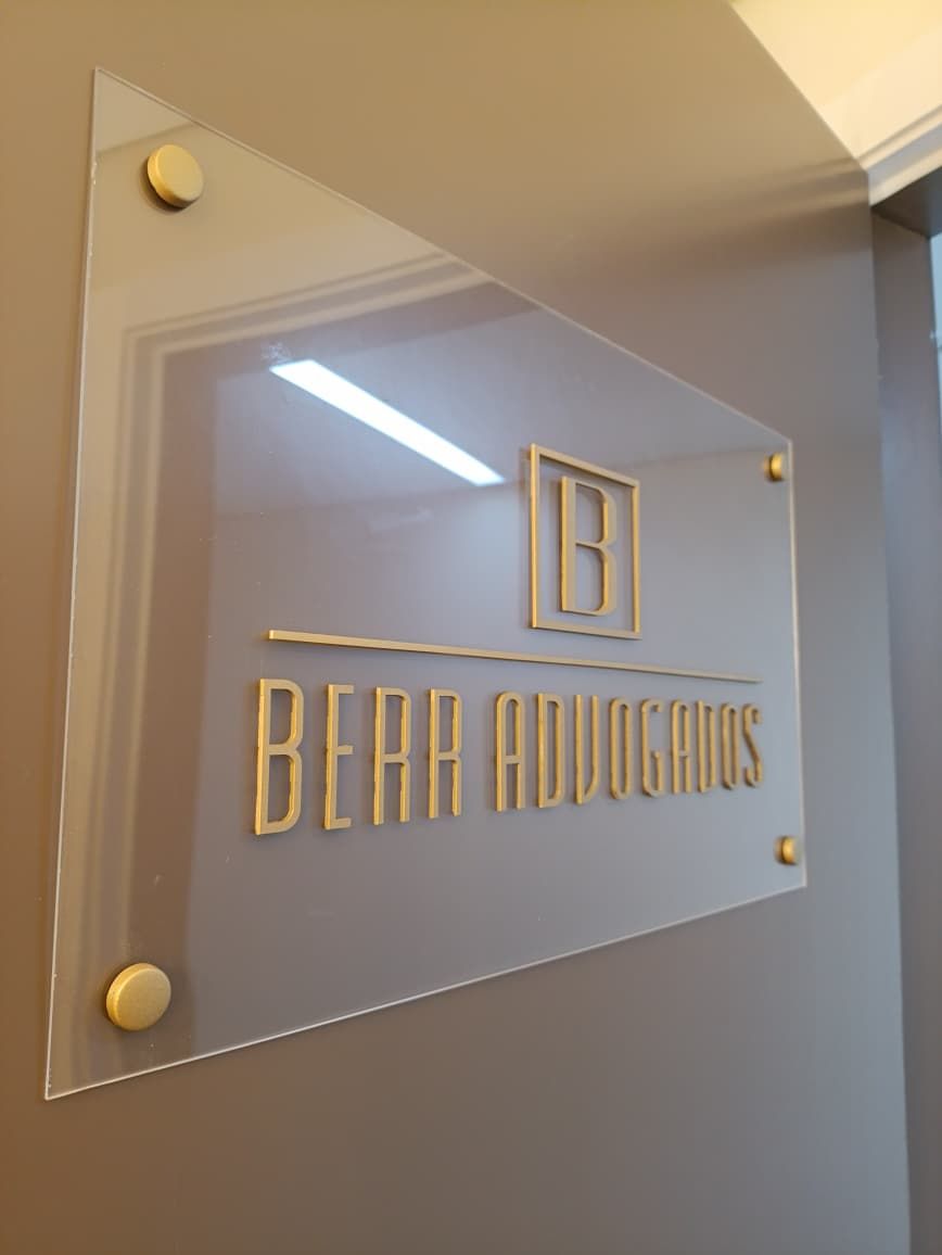 Placa de acrílico cristal com logo em acrílico 6mm pintura automotivas e fixação por parafusos e acabamentos dourados