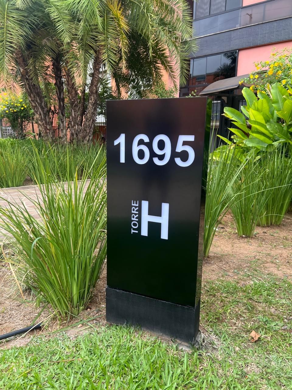 Totem estruturado em metalon com face em caixa de ACM 3mm com texto vazado e retro iluminado com leds