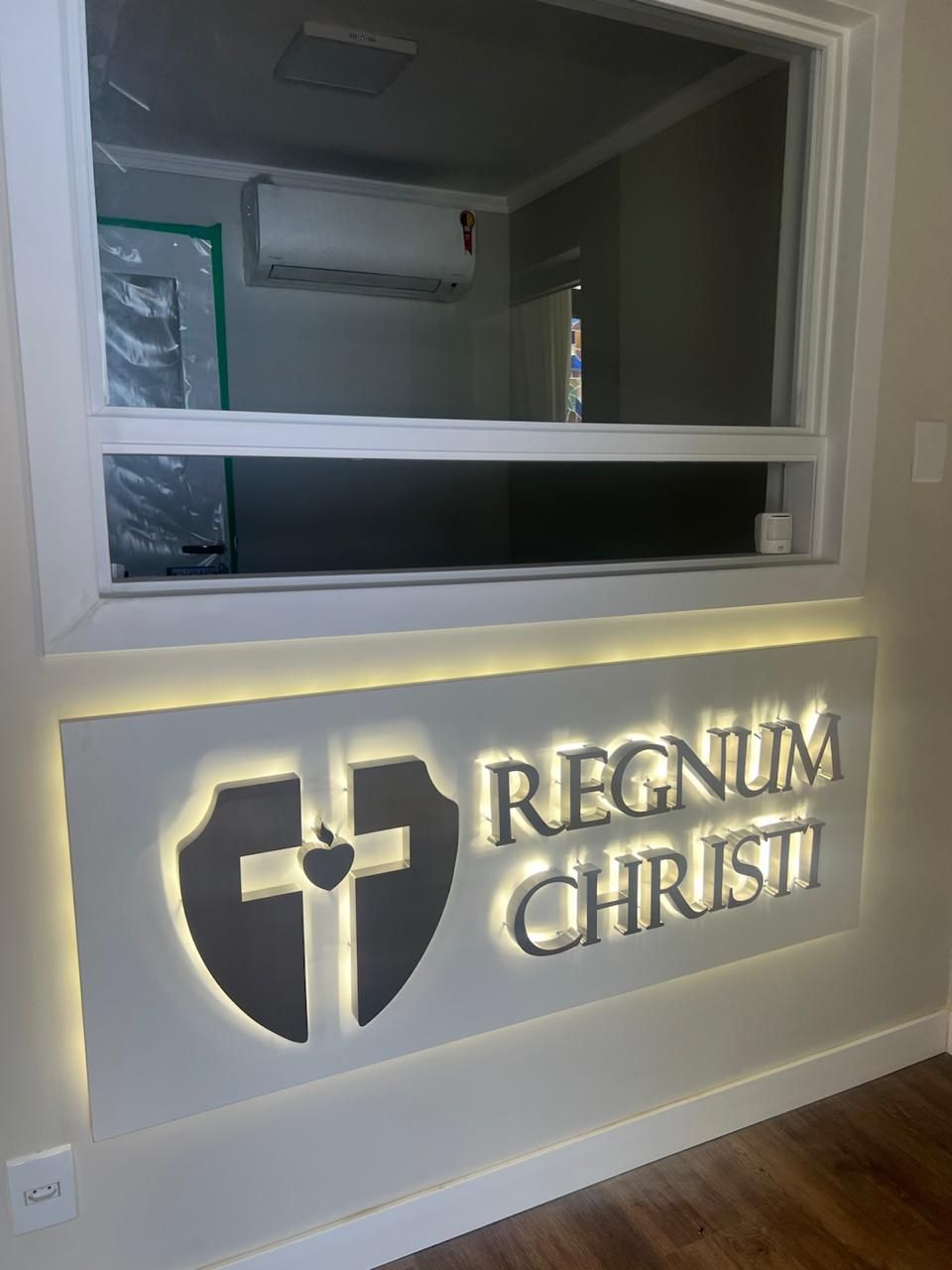 Letreiro em aço inox escovado com retro iluminação em leds