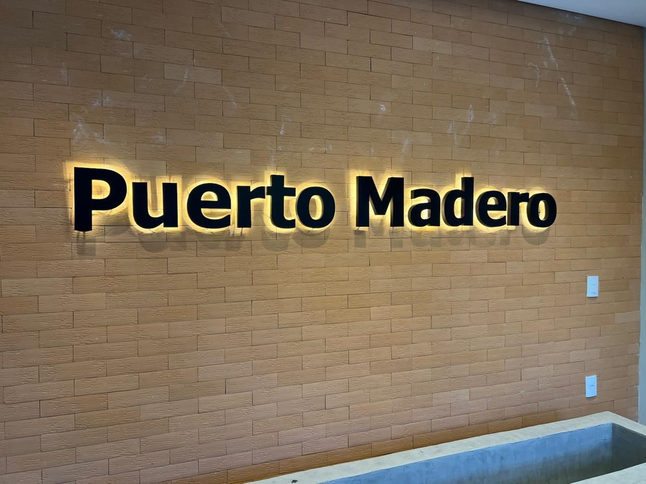 Letreiro em aço galvanizado pintura automotiva com retro iluminação em leds