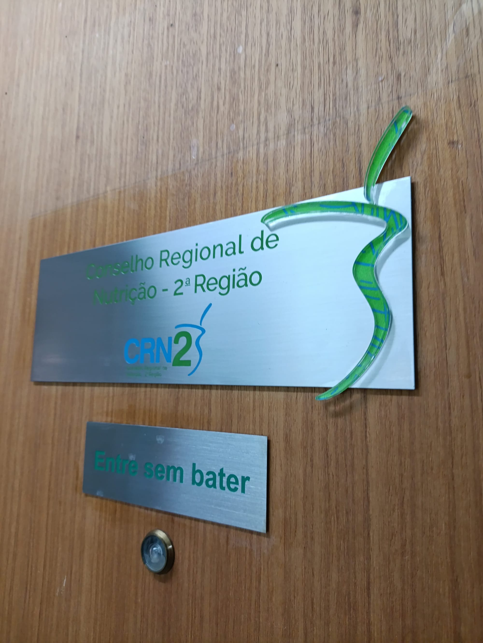 Placa de aço inox escovado com arte gravada e com aplicação em acrílico 3mm adesivado