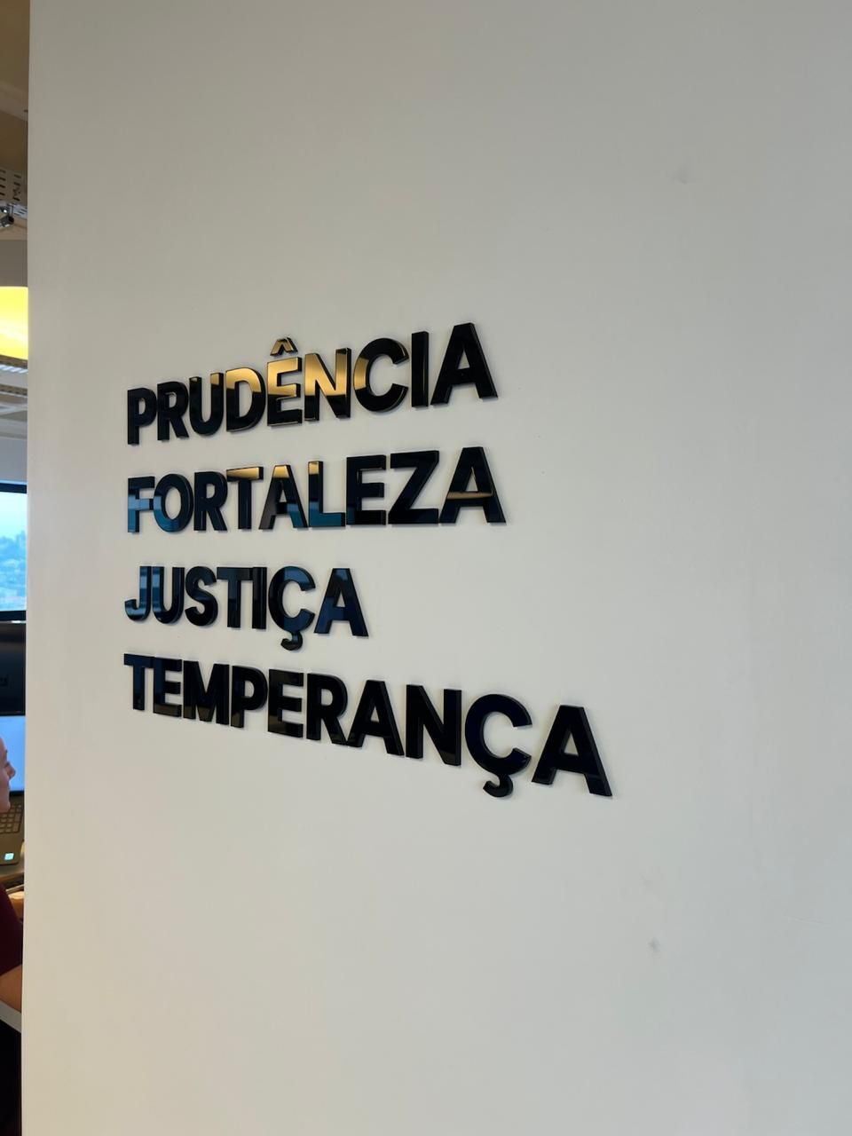 Letreiro em acrílico 5mm preto