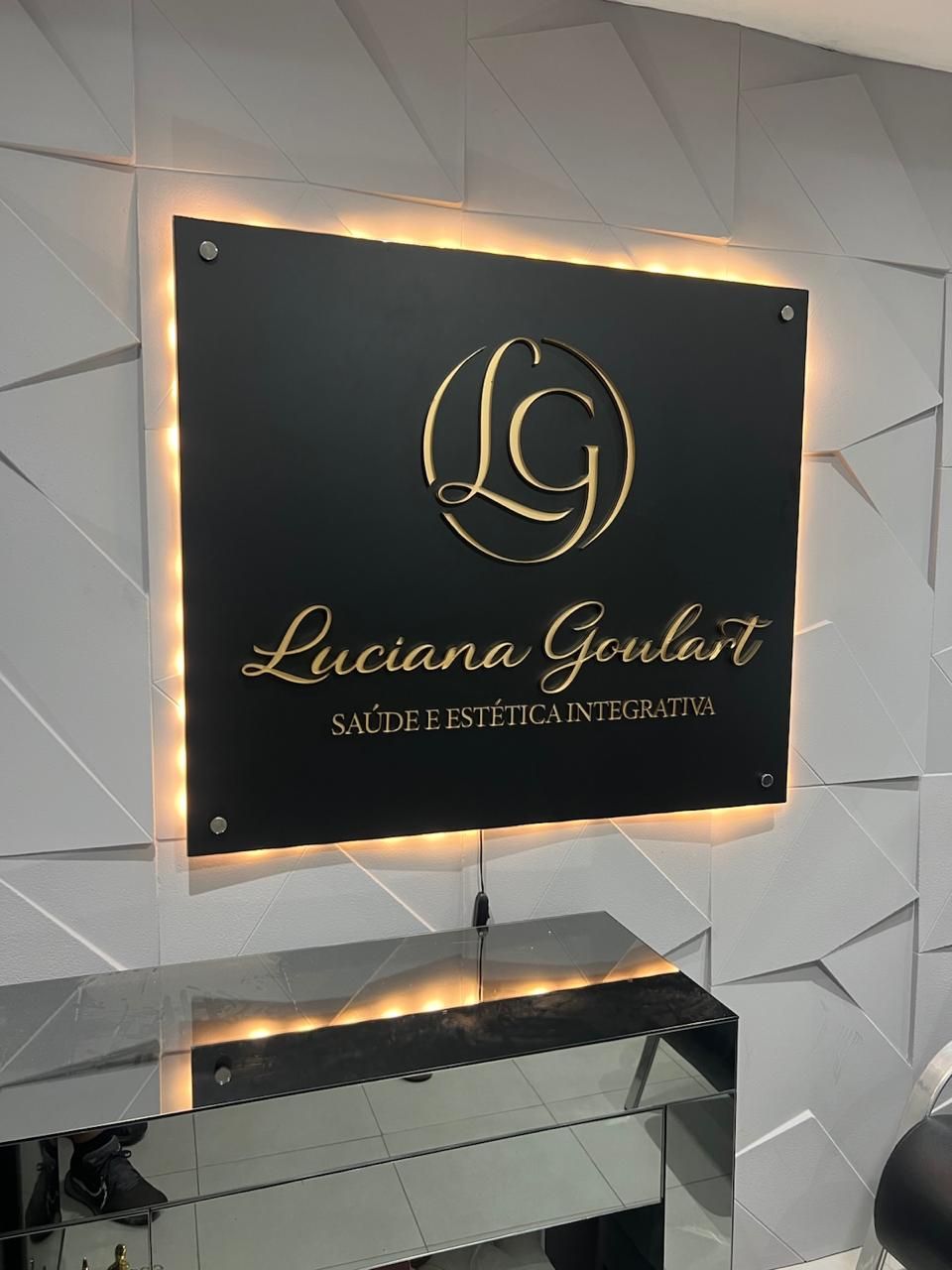 PLaca de vidro 8mm com logo em acrílico 10mm pintura automotiva e leds por trás