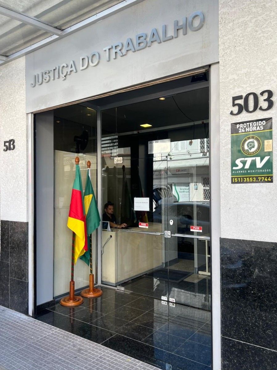 Letreiro em aço inox escovado com espessura de 15mm