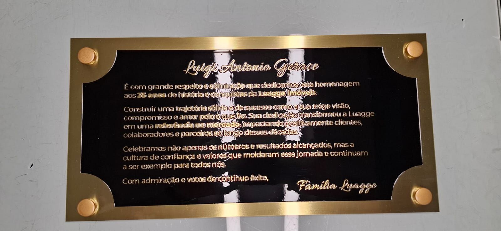 PLaca de latão dourado com arte gravada foto corrosão rebaixo químico com verniz e acabamentos dourado