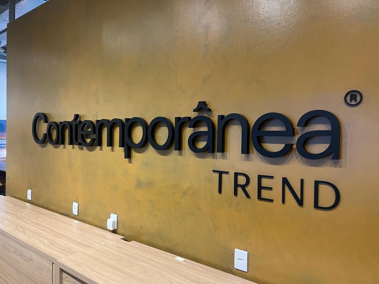 Letreiro em aço galvanizado pintura automotiva fixação por pinos