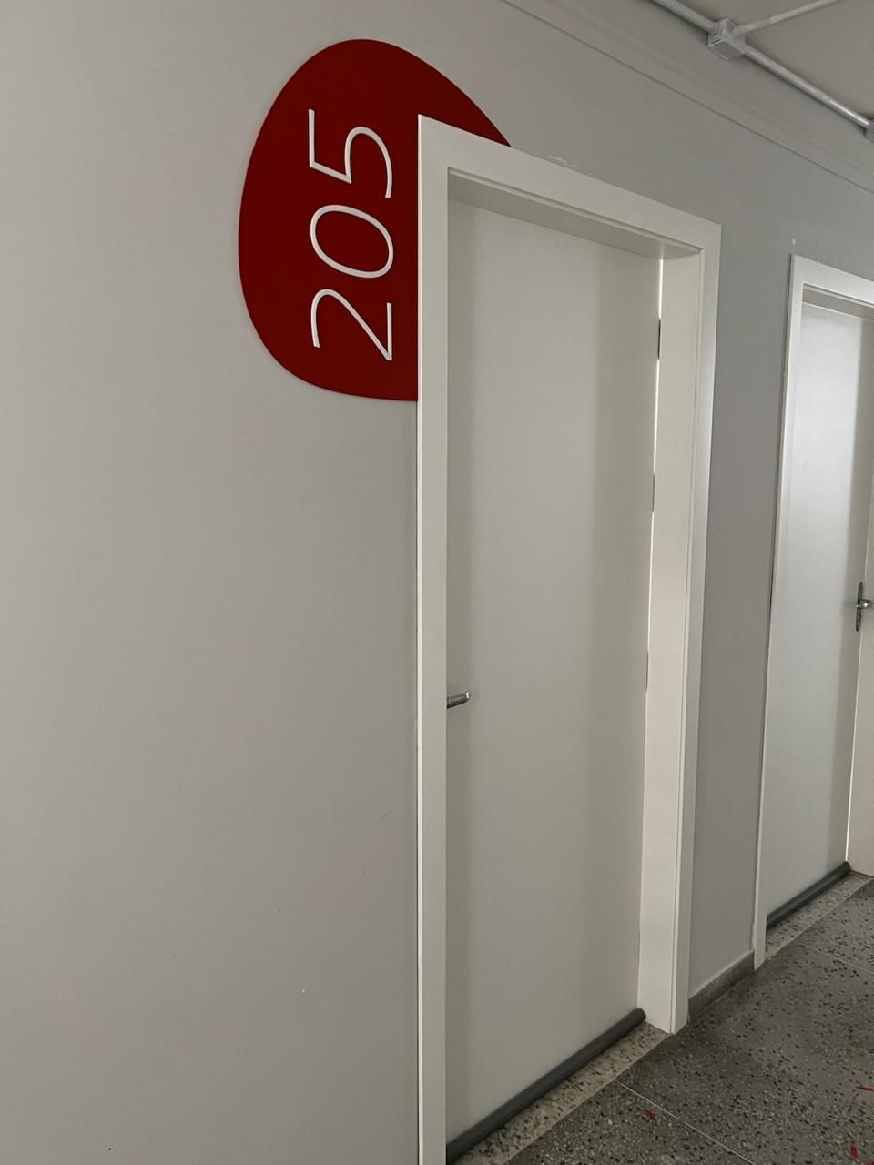Placa de PVC 3mm pintura automotiva e corte especial com numeração em acrílico branco 3mm