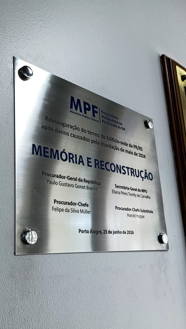 Placa produzida em aço inox escovado com arte gravada por foto corrosão rebaixo químico e pintura automotiva com proteção em acrílico 3mme fixação por parafusos e acabamentos cromados