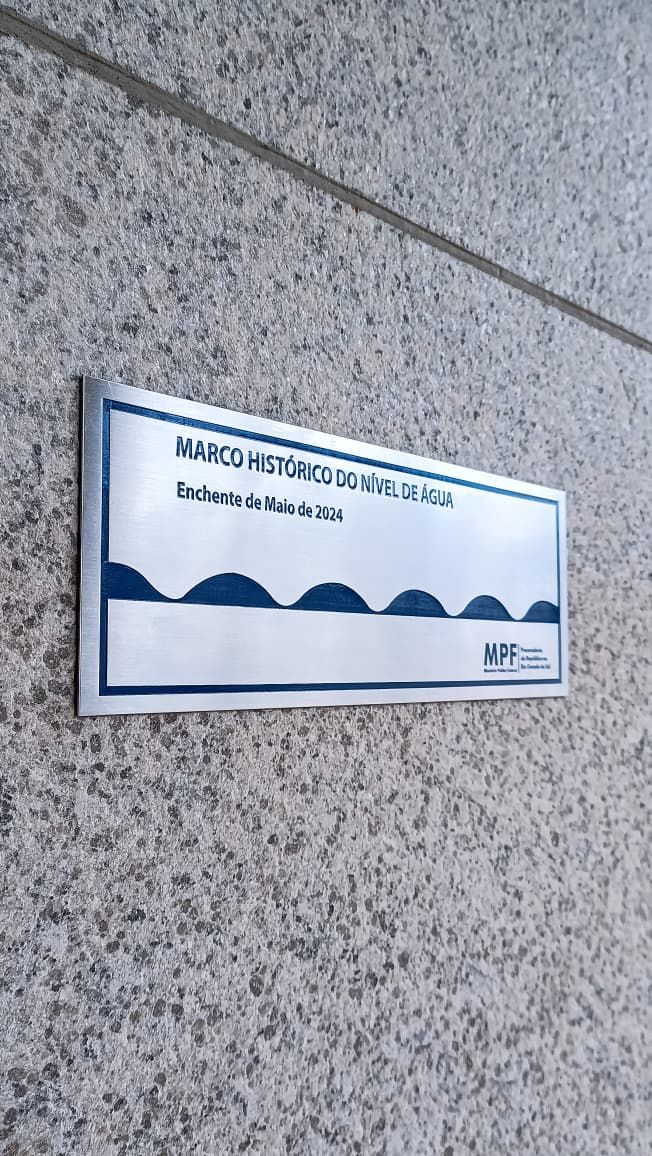 Placa produzida em aço inox escovado com arte gravada por foto corrosão rebaixo químico